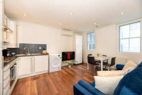 2-bedroom flat in Embankment A short walk away to Trafalgar Square near Big ben, London Eye